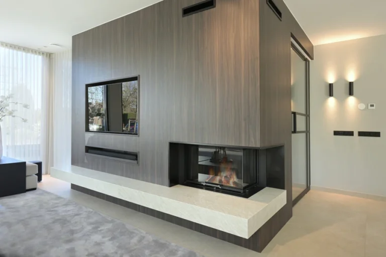 Roomdivider in donker houtfineer met ingebouwde haard en tv, en een zwevende bank van lichte natuursteen.