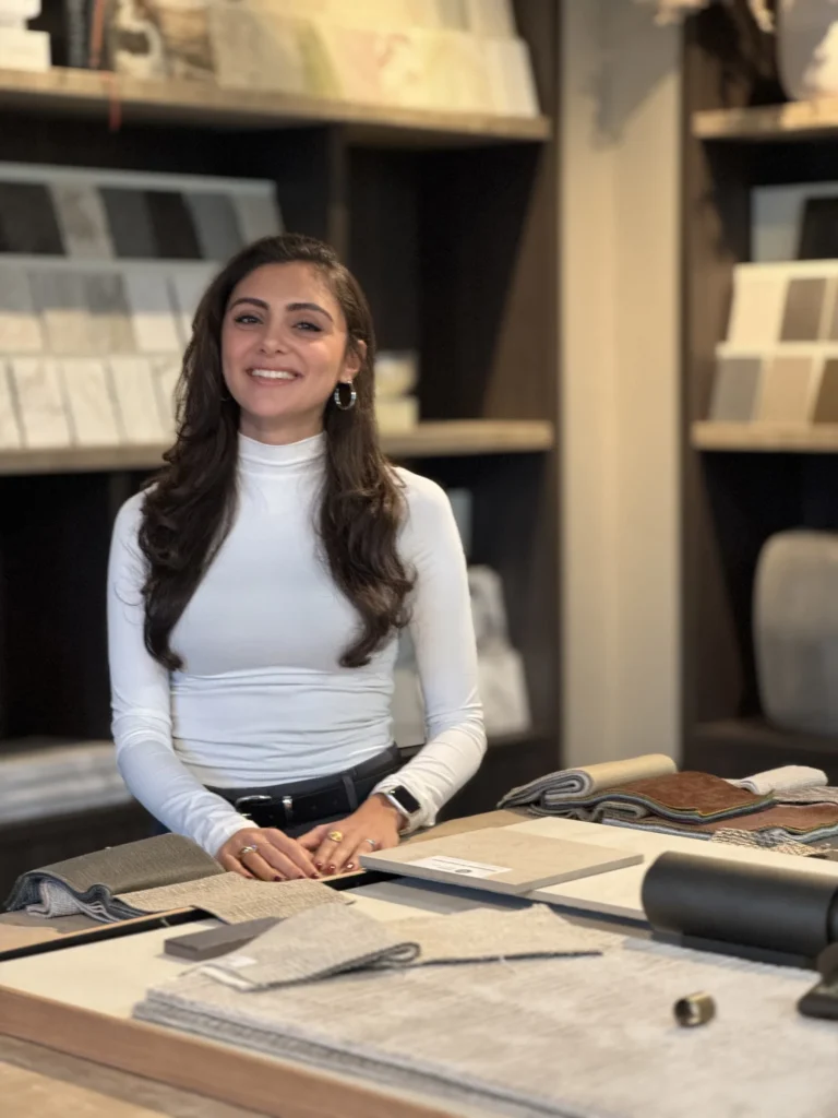 Melisa Ögeç in de studio, aan het werk aan een interieurontwerp.