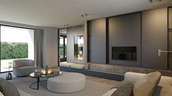 Woonkamer met haard- en tv-wand in donker eiken, ronde poef, gebogen fauteuil en zicht op de tuin achter linnen gordijnen.